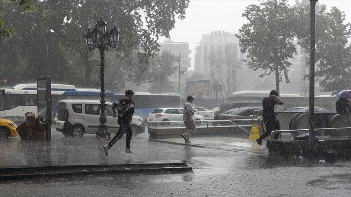 Meteoroloji 10 il için saat verip uyardı! Çok kuvvetli sağanak geliyor