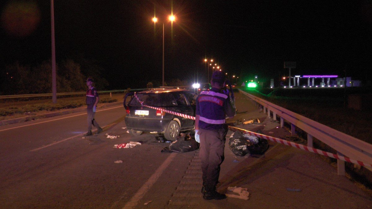 Trafik kazası anne ve babayı 3 çocuğundan ayırdı