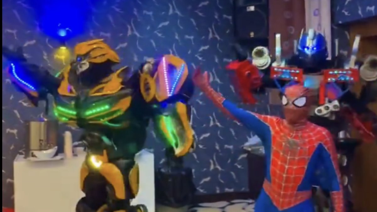 Sünnet düğününde ilginç anlar: Bir yanda semazen bir yanda Spiderman