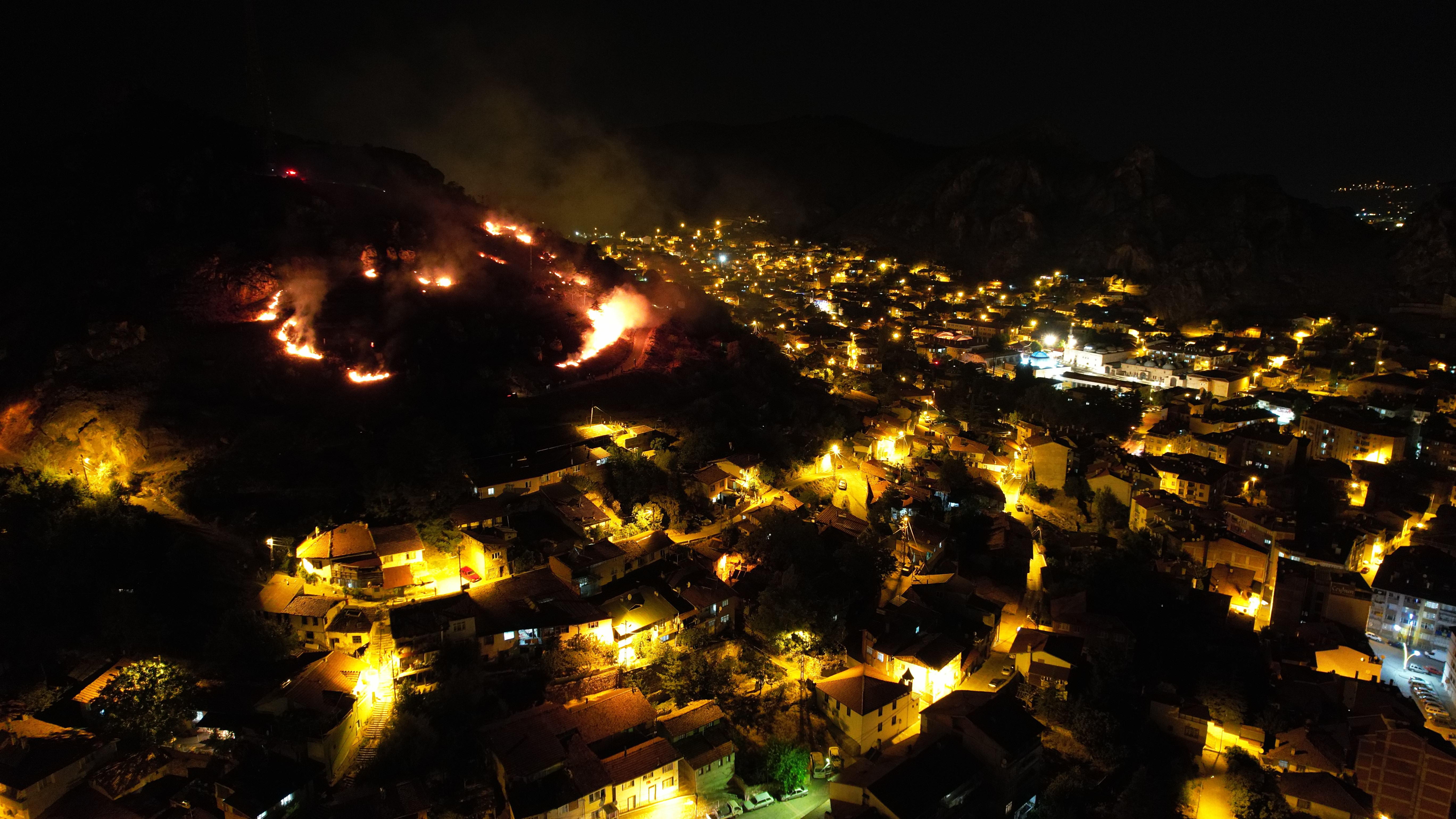 Havai fişek yangına neden oldu