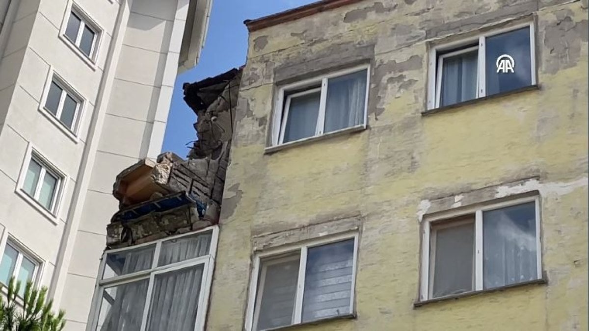 İstanbul’da çatısı çöken bina boşaltıldı