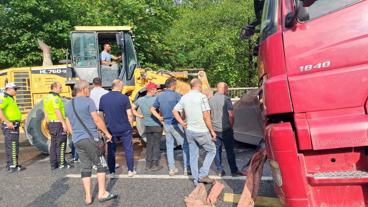 Tır devrildi. Uzun araç kuyrukları oluştu