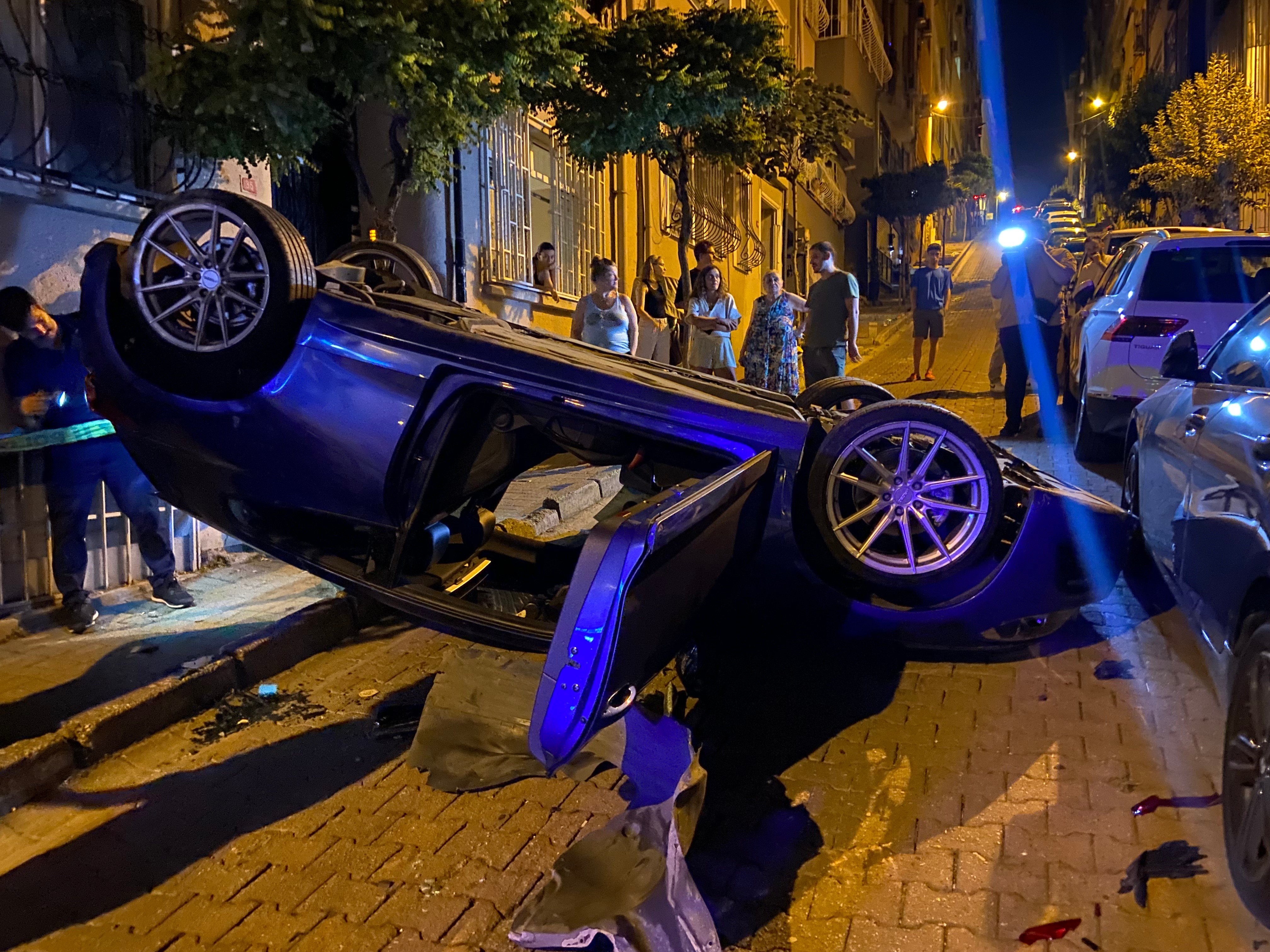 Park halindeki araçlara çarpan otomobil takla attı