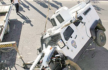 Zırhlı araç devrildi: 3 polis yaralı