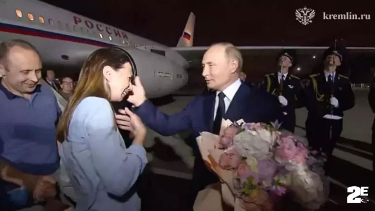 Putin, Rus esirleri havaalanında karşıladı