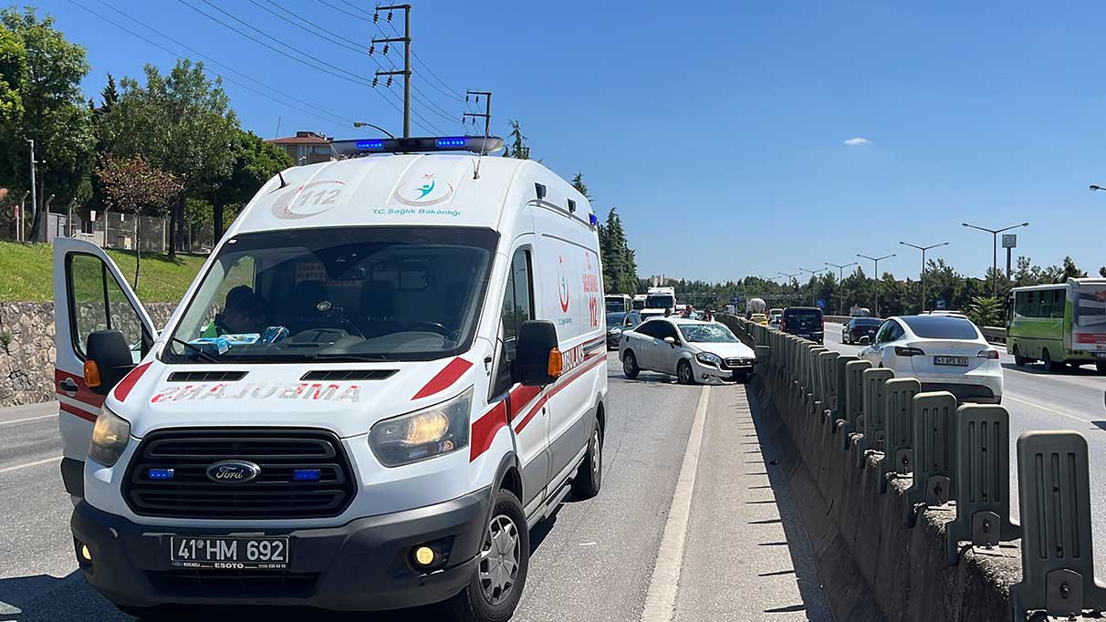 Kocaeli’de otomobil refüje çarptı. 3 yaralı