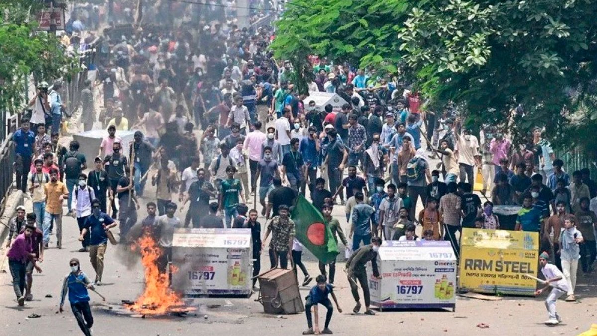 Bangladeş'te protestolar büyüyor. 1 polis ölü 100'den fazla yaralı