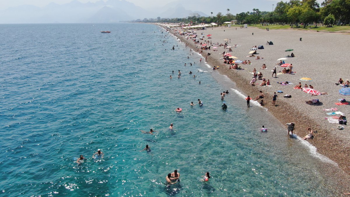 Antalya’da vatandaşlar sahillere akın etti