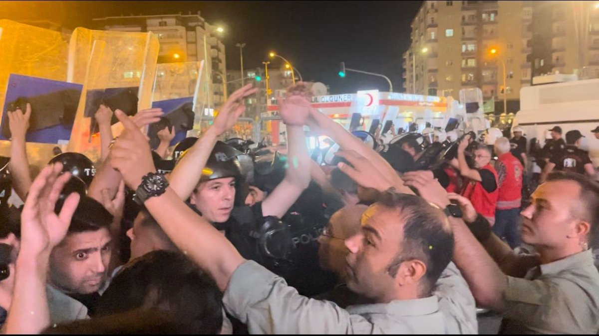 Diyarbakır'da İsrail protestosu; kahve zinciri şubesine taşlı saldırı girişimi