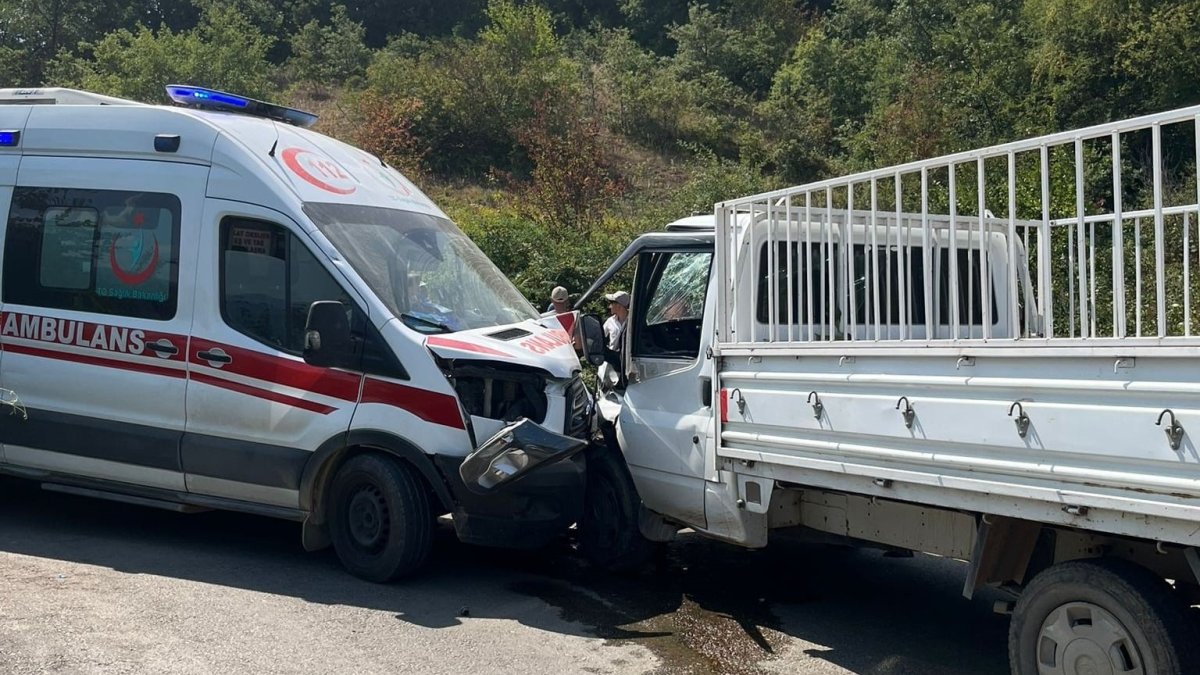 2 ambulans kamyonet ile çarpıştı: 7 yaralı