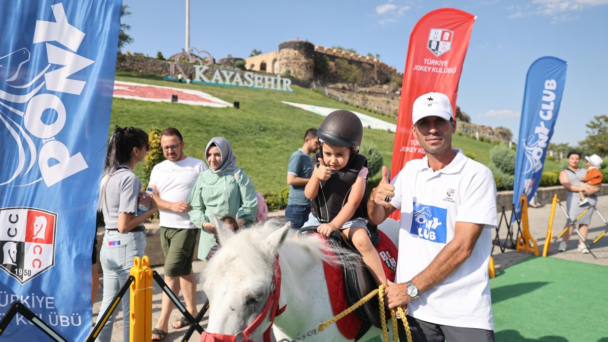 Çocuklar Nevşehir kayaşehir’de ‘pony’ atlarına bindi