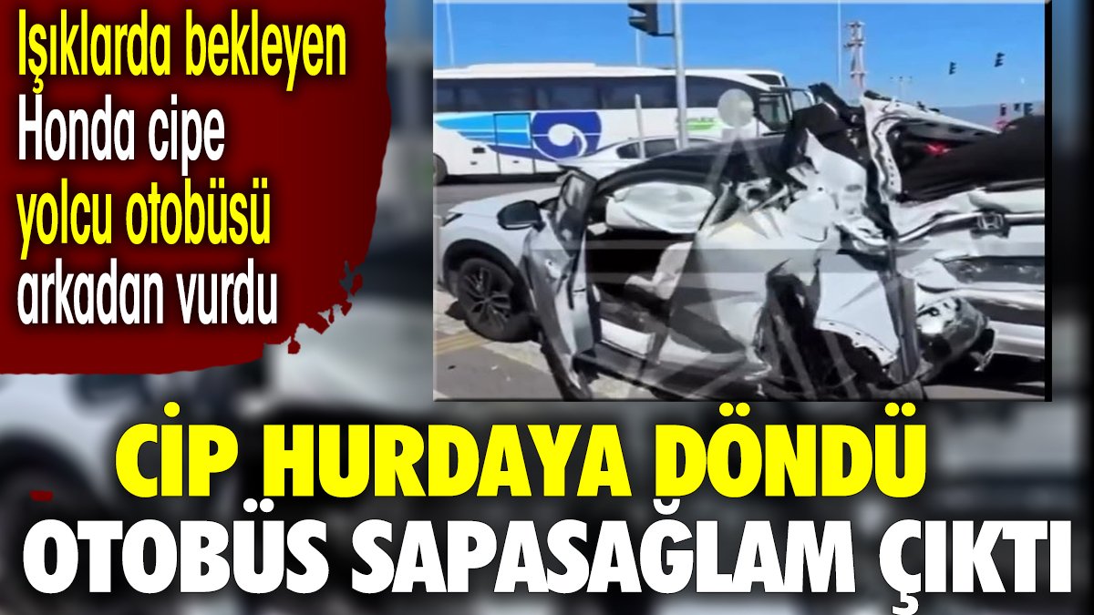 Cip hurdaya döndü otobüs sapasağlam çıktı. Işıklarda bekleyen Honda cipe yolcu otobüs arkadan vurdu