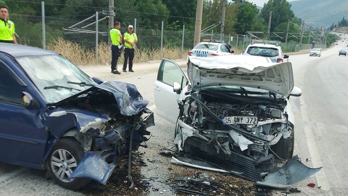 Bilecik’te 2 otomobil kafa kafaya çarpıştı: 1 ölü, 2 yaralı