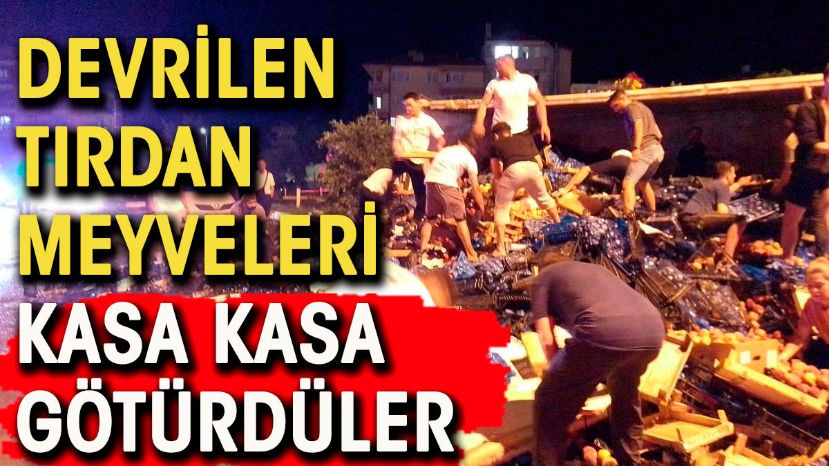 Devrilen tırdaki meyveleri kasa kasa götürdüler