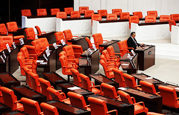 Meclis’e sadece MHP’li Akçay geldi