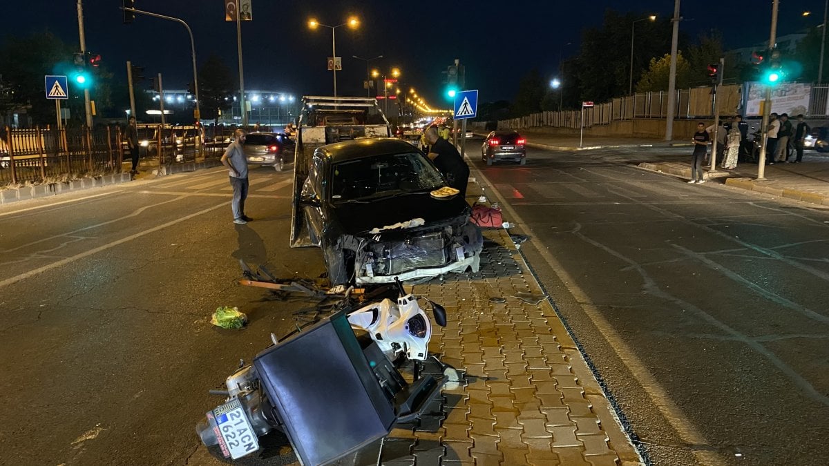 Alkollü sürücü, yayalara ve motosiklete çarptı: 5 yaralı