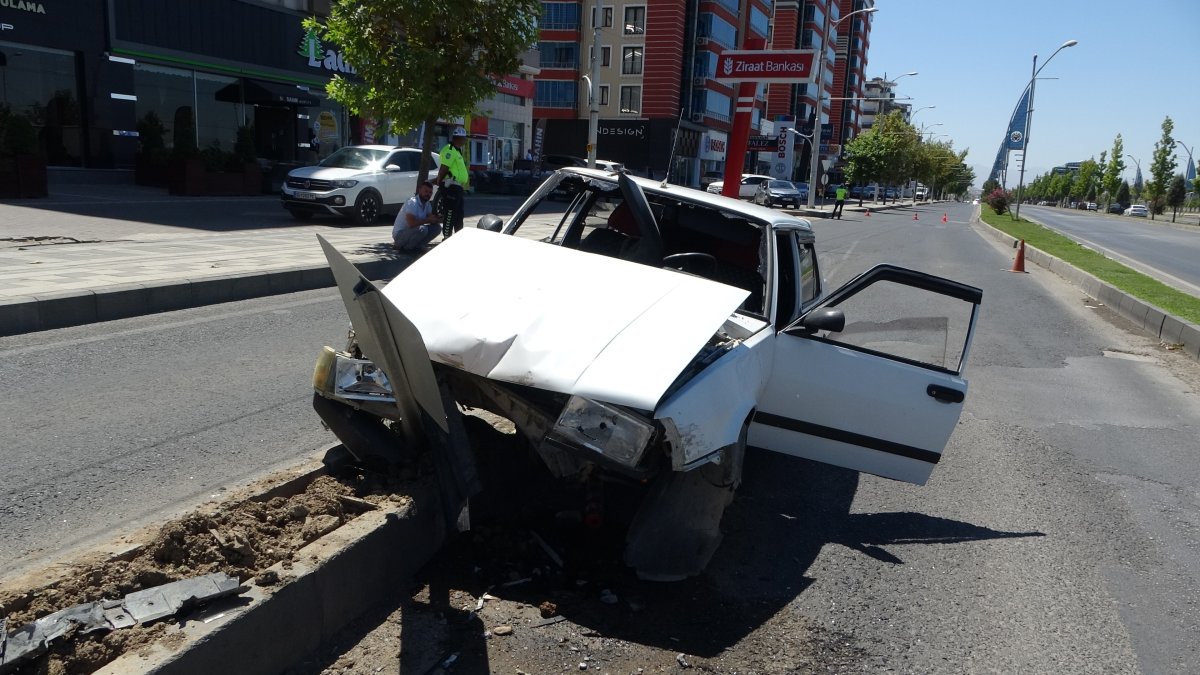 Malatya'da tofaş kağıt gibi dağıldı