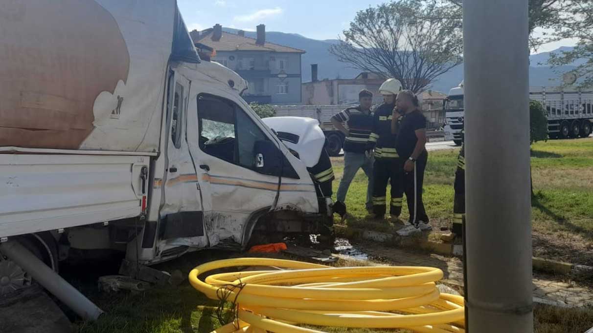 Konya’da kamyonetle tır çarpıştı: 2 yaralı