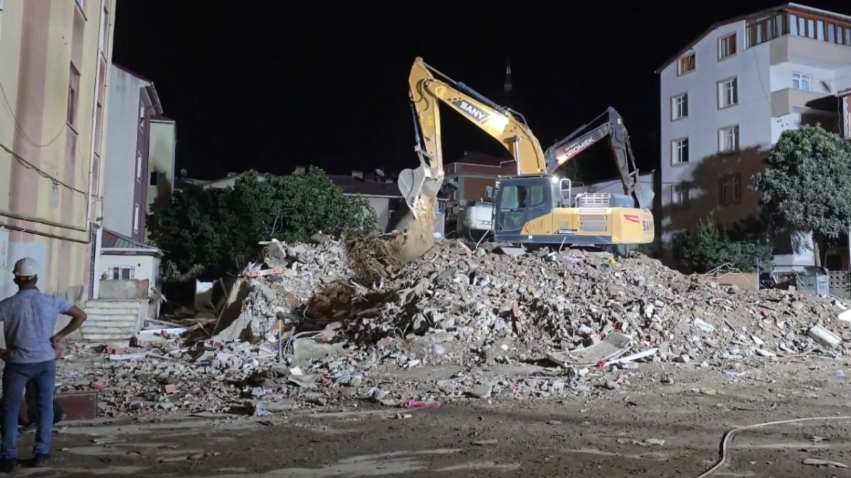 Pendik'te İETT otobüsünün çarptığı binanın yıkım çalışmaları tamamlandı