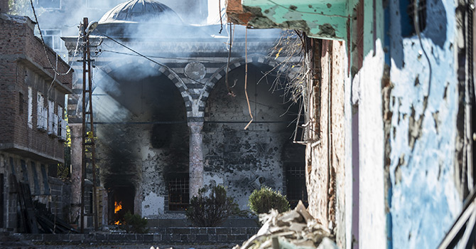 Bölücü teröristler tarihi camiyi yaktı