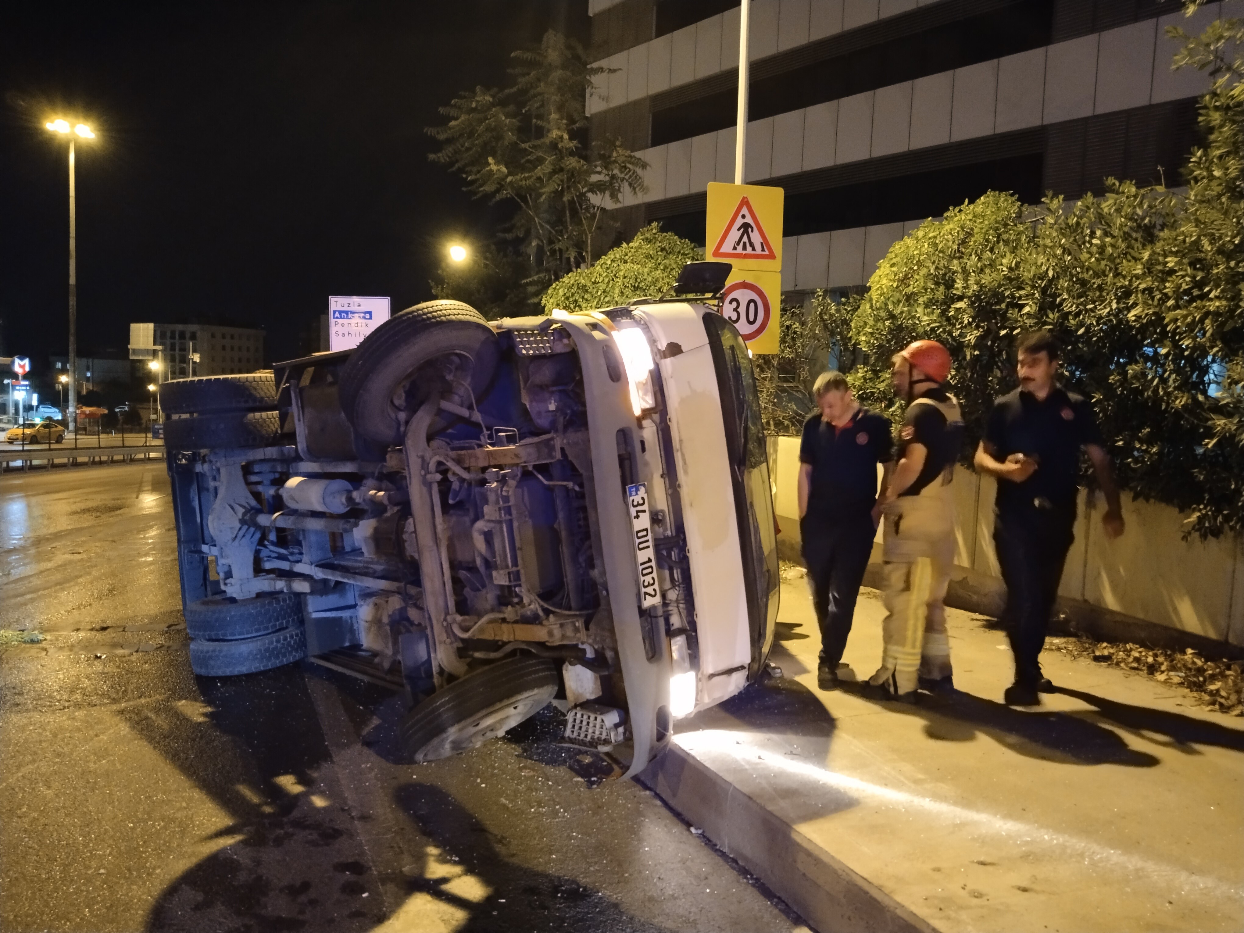 Pendik'te sebze yüklü kamyon devrildi: 2 yaralı