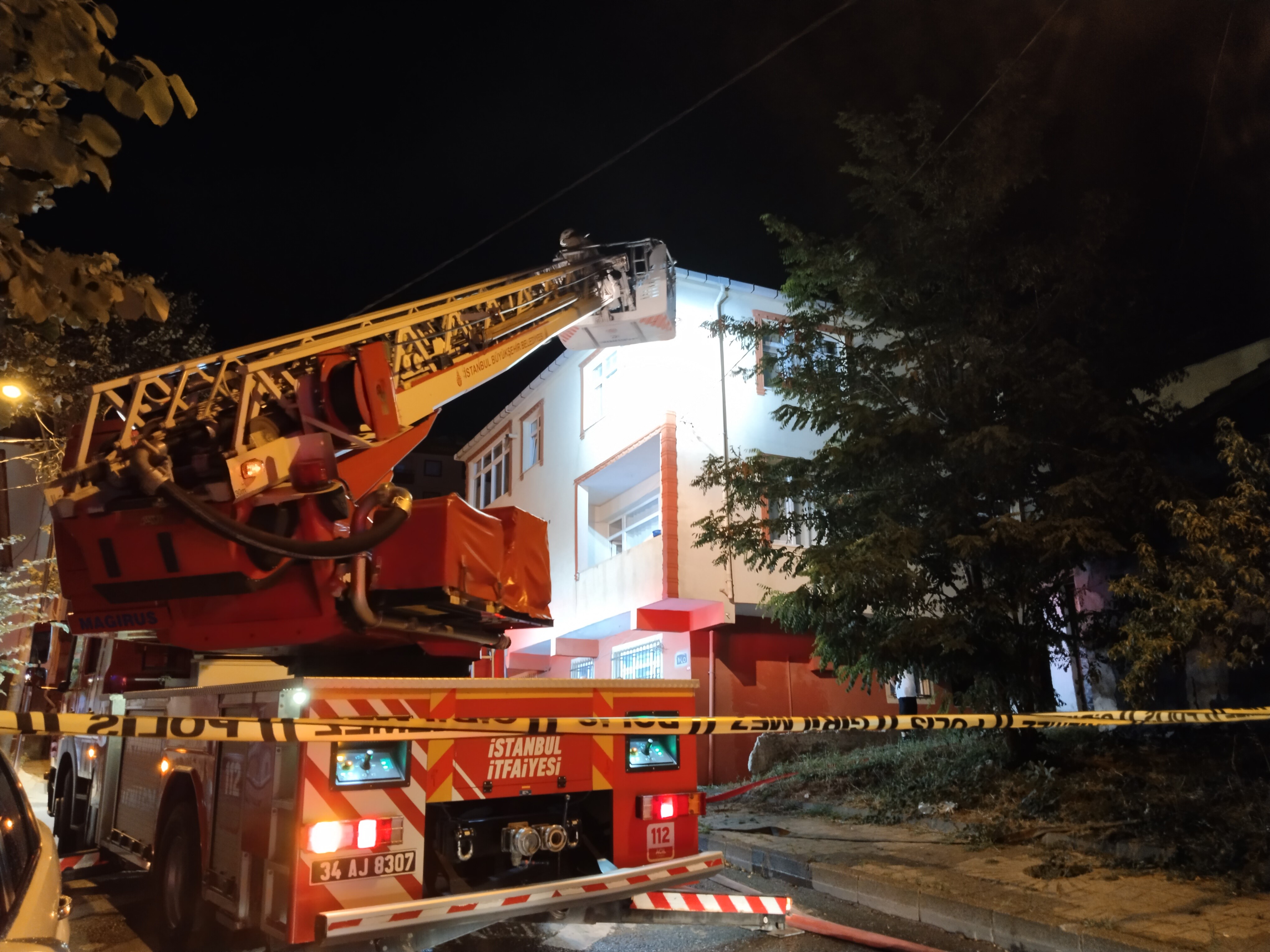 Sultanbeyli'de kömürlükte çıkan yangın mahalleliyi korkuttu