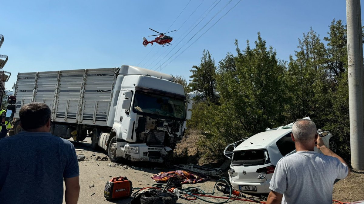 Kamyonla otomobil kafa kafaya çarpıştı: 1 ölü, 3 yaralı