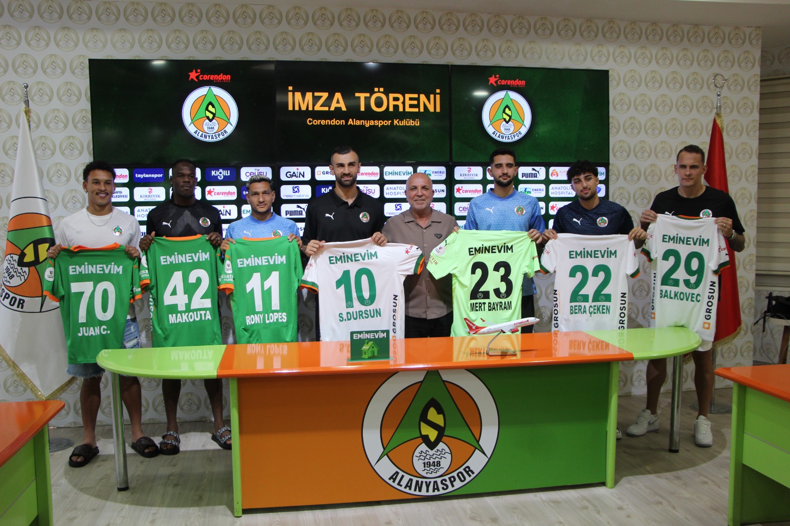 Alanyaspor şov yaptı. 7 imza açıklandı