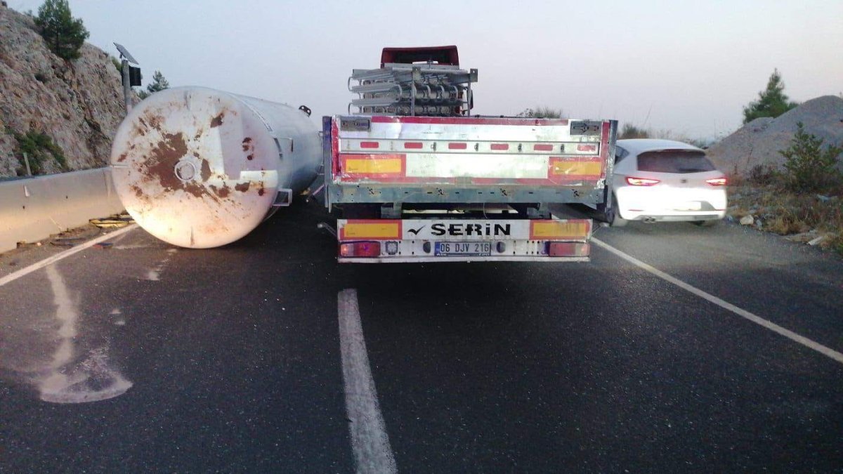 Tanker yola düştü Muğla yolu trafiğe kapandı