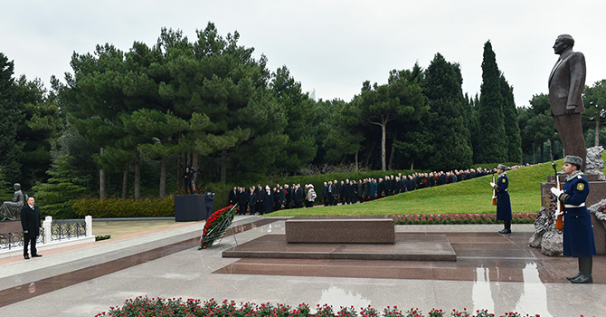 Azerbaycan’ın ulusal lideri Haydar Aliyev Bakü’de anıldı