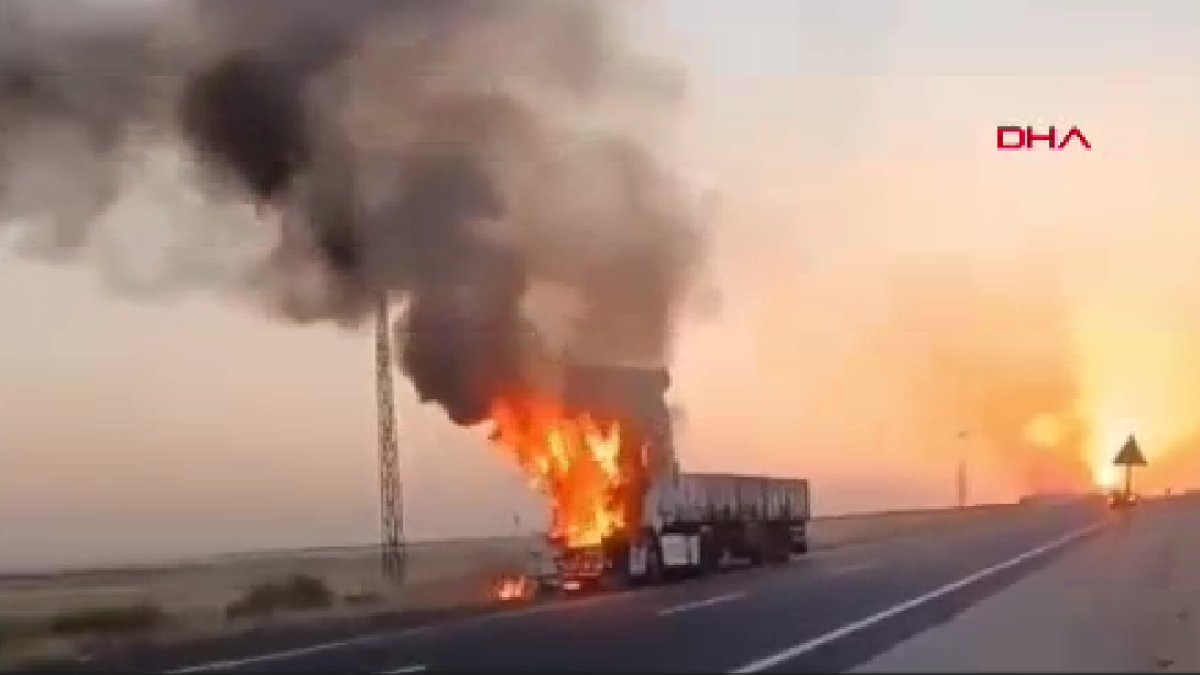 TIR'a arkadan çarpan TIR alev topuna döndü