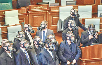 Kosova Meclisi’nde gaz bombası skandalı