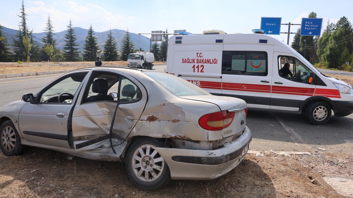 Elazığ'da otomobil ile hafif ticari araç çarpıştı: 8 yaralı