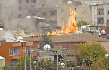 PKK iki okulu yaktı hastanelere saldırdı