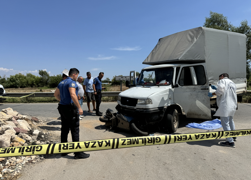 Kamyonet ile motosiklet birbirine girdi. 1 ölü