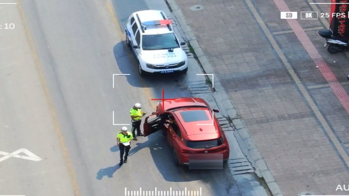 Mersin'de kucağında çocukla araç kullanan sürücüye ceza