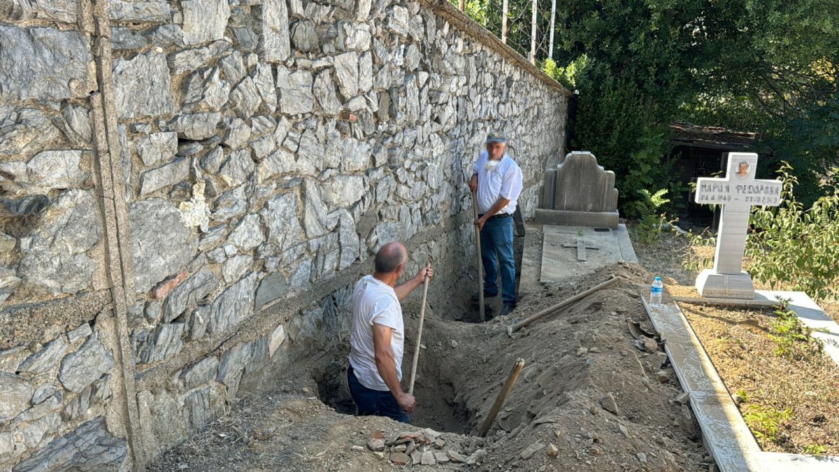 Rum Ortodoks Mezarlığı'nda define aradılar: 4 gözaltı