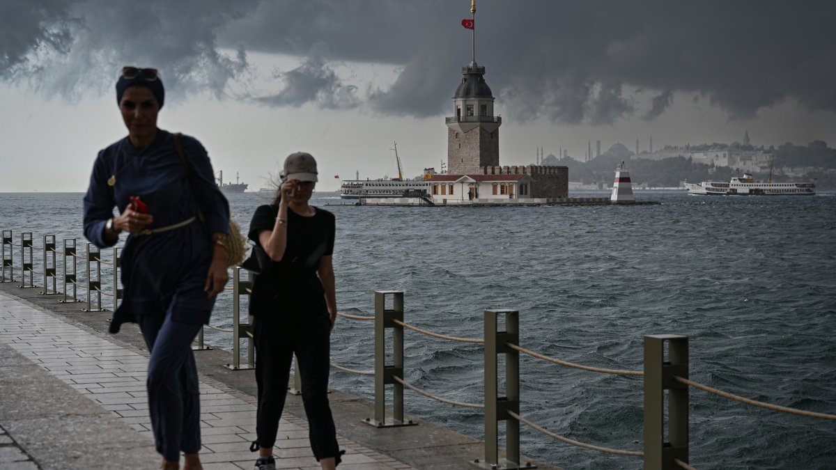 İstanbul’u sağanak vurdu. Bardaktan boşalırcasına yağdı