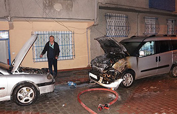 Sultangazi’de 7 aracı benzin döküp yaktılar