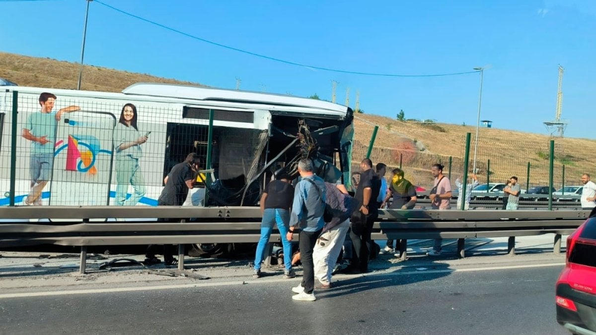 Sefaköy'de metrobüs kazası. Seferler iki yönde de yapılamıyor