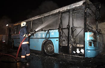 Halk otobüsü, TIR ve 8 aracı yaktılar