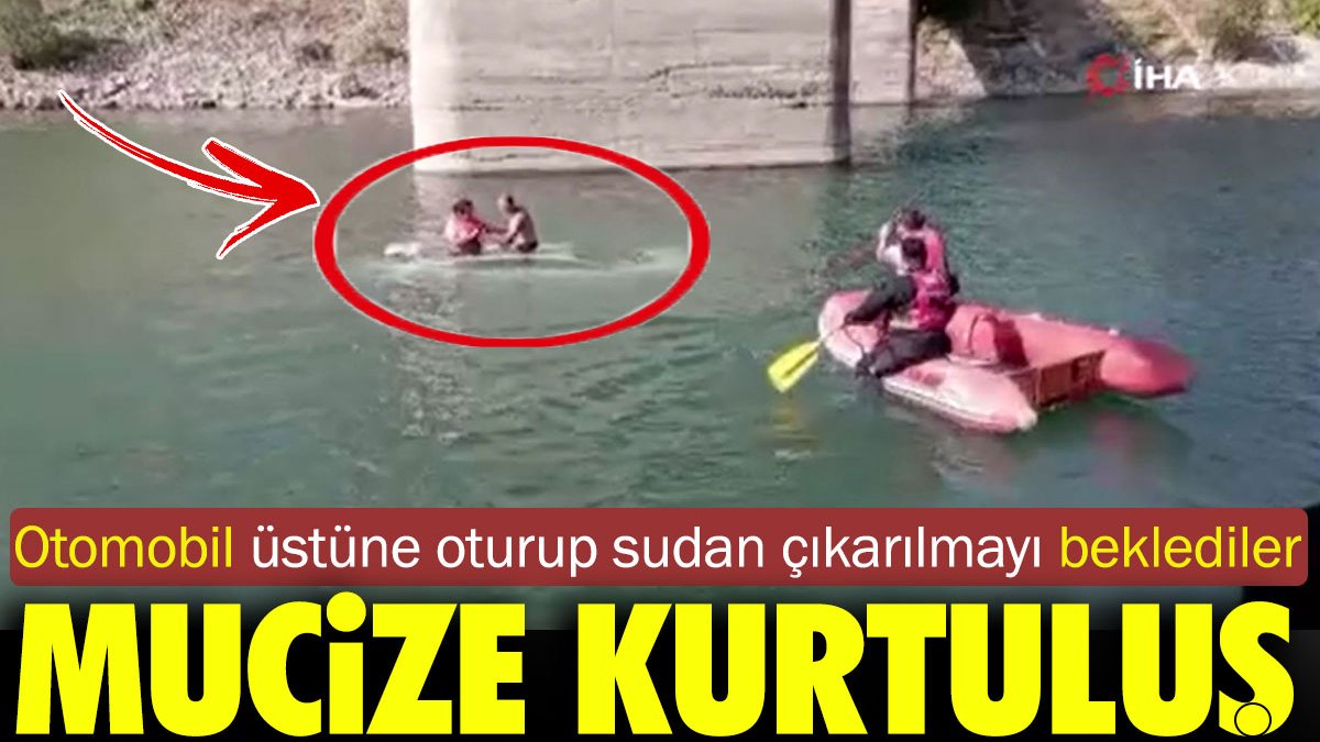 Mucize kurtuluş. Otomobil üstüne oturup sudan çıkarılmayı beklediler