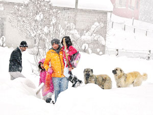 Öğrencilerini karda taşıyor