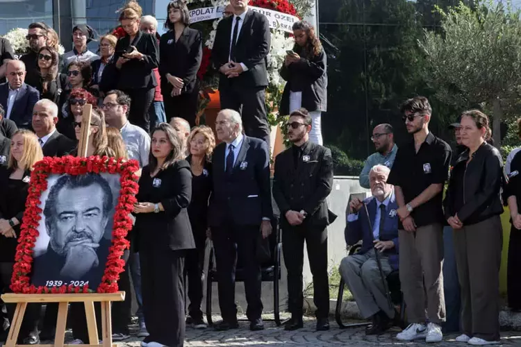 Son yolculuğuna uğurlanıyor! Usta gazeteci Güneri Cıvaoğlu'na veda töreni