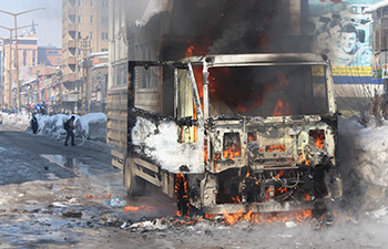 PKK’lılar kamyoneti benzin dökerek yaktı