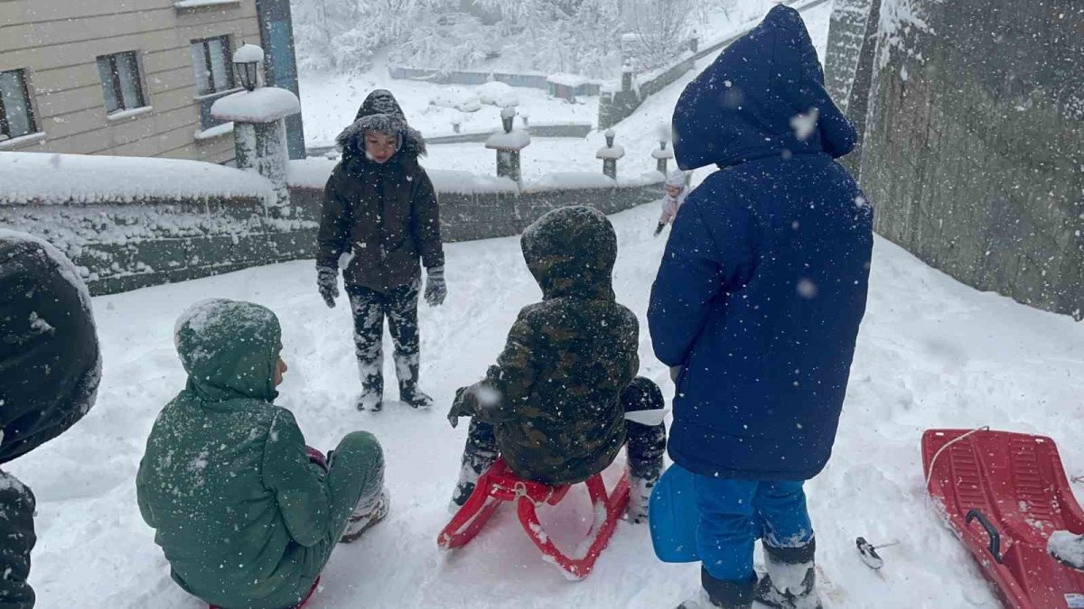 Artvin'deki kar esareti çocuklara eğlence oldu