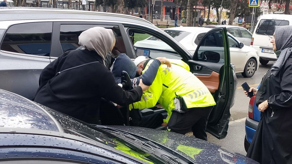 Sakarya’da polisten yürekleri ısıtan hareket! Gördüğü gibi yardıma koştu