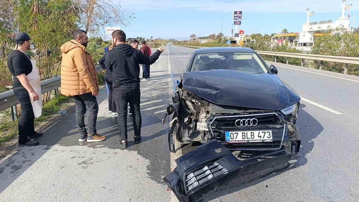 Mucize kurtuluş! Tırın önünde sürüklenen araçtan burunları bile kanamadan çıktılar