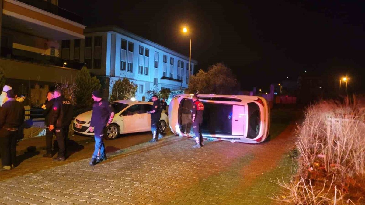 Aydın'da park etmek isterken otomobili devirdi