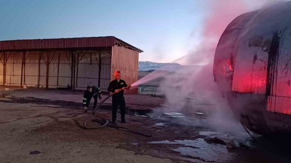 Doğubayazıt’ta petrol istasyonu deposunda yangın paniği